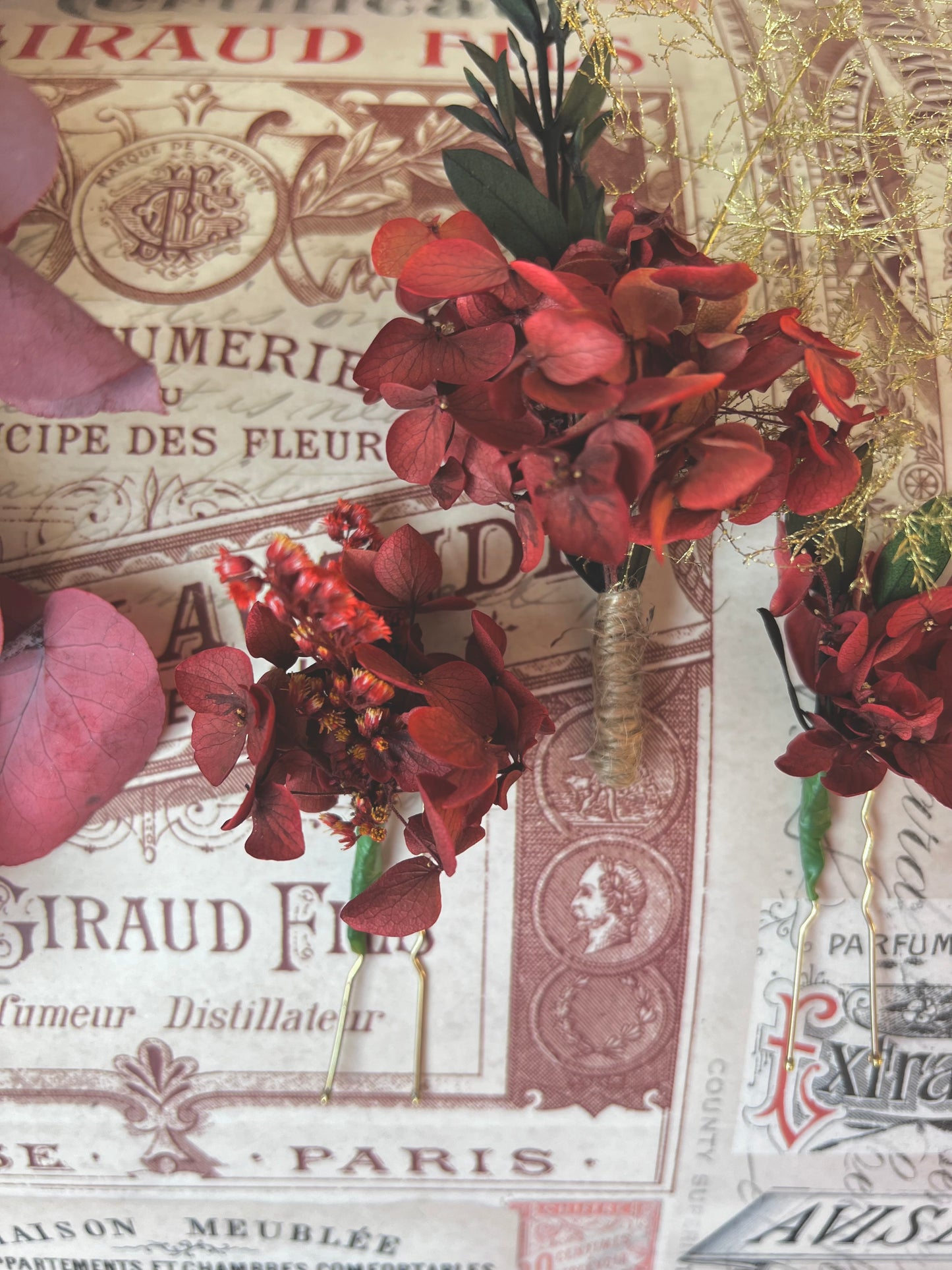 Red Floral Hair Pins, Red and Green Wedding Hair Accessories, Dried Red Hydrangea Bridal Hair Pin Set, Dried Flower Headpiece in Red