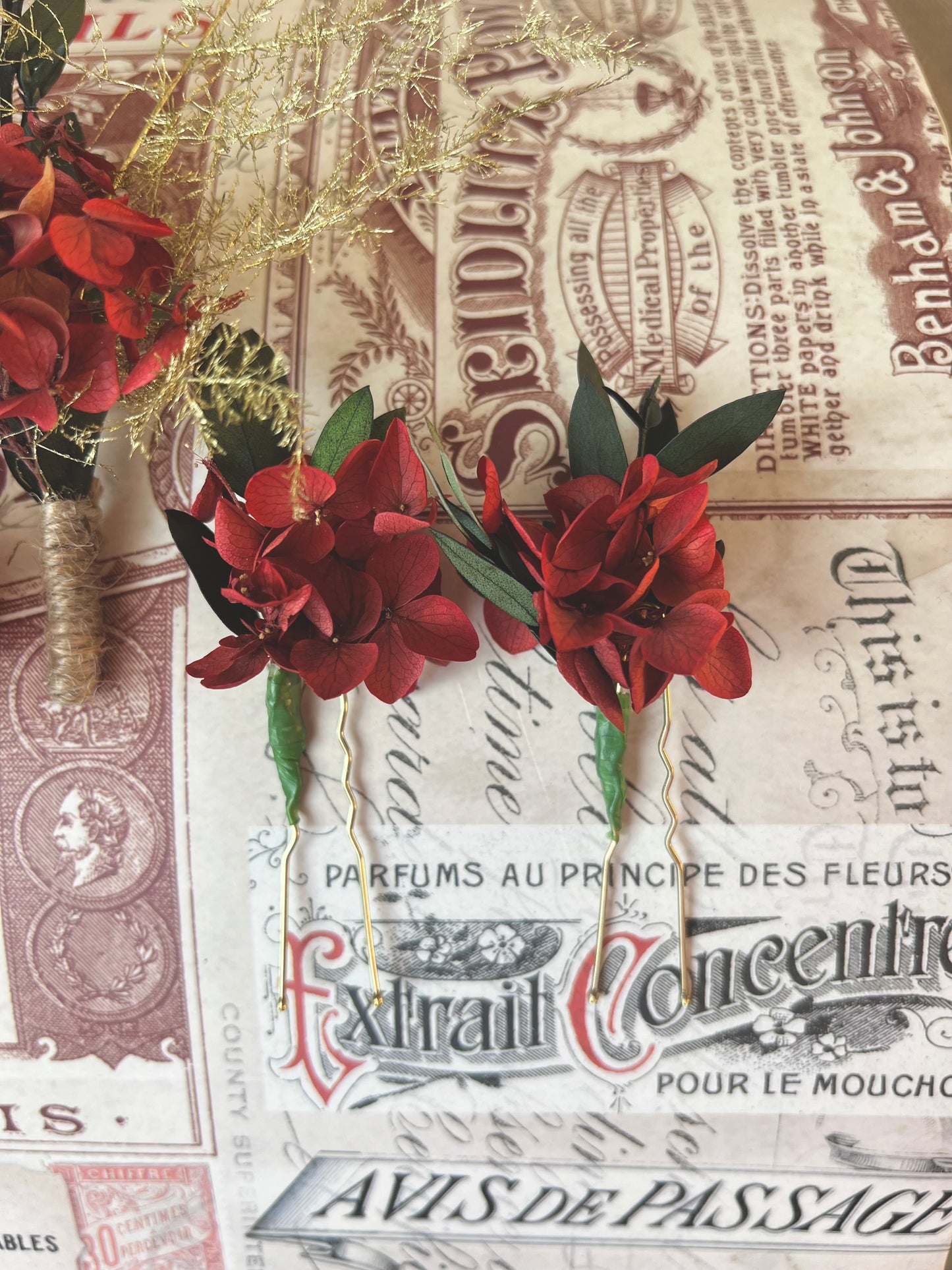 Red Floral Hair Pins, Red and Green Wedding Hair Accessories, Dried Red Hydrangea Bridal Hair Pin Set, Dried Flower Headpiece in Red