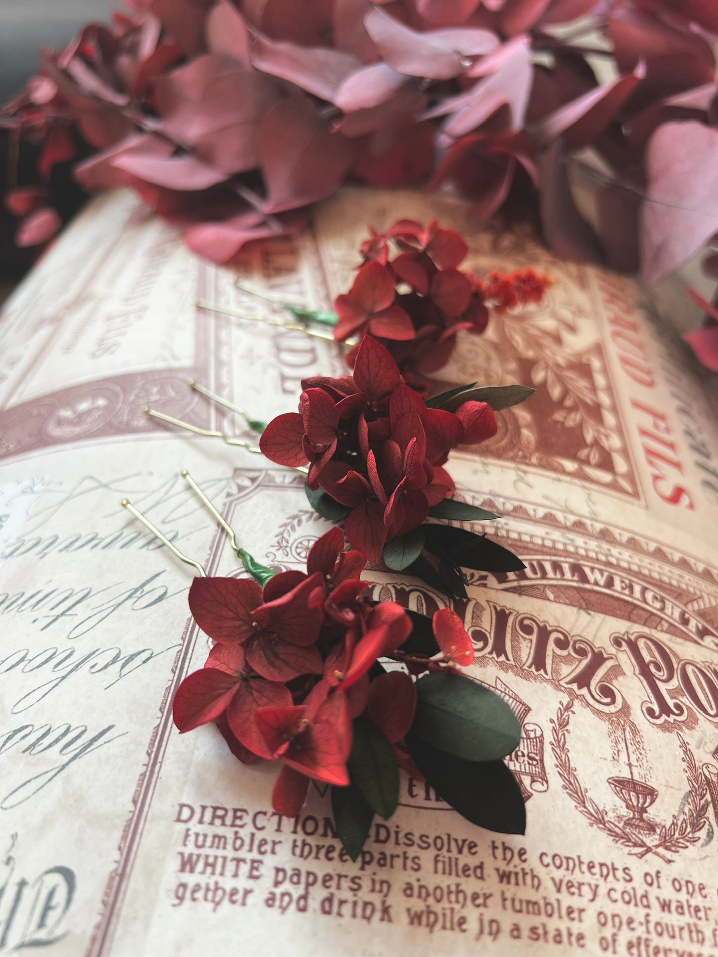 Red Floral Hair Pins, Red and Green Wedding Hair Accessories, Dried Red Hydrangea Bridal Hair Pin Set, Dried Flower Headpiece in Red
