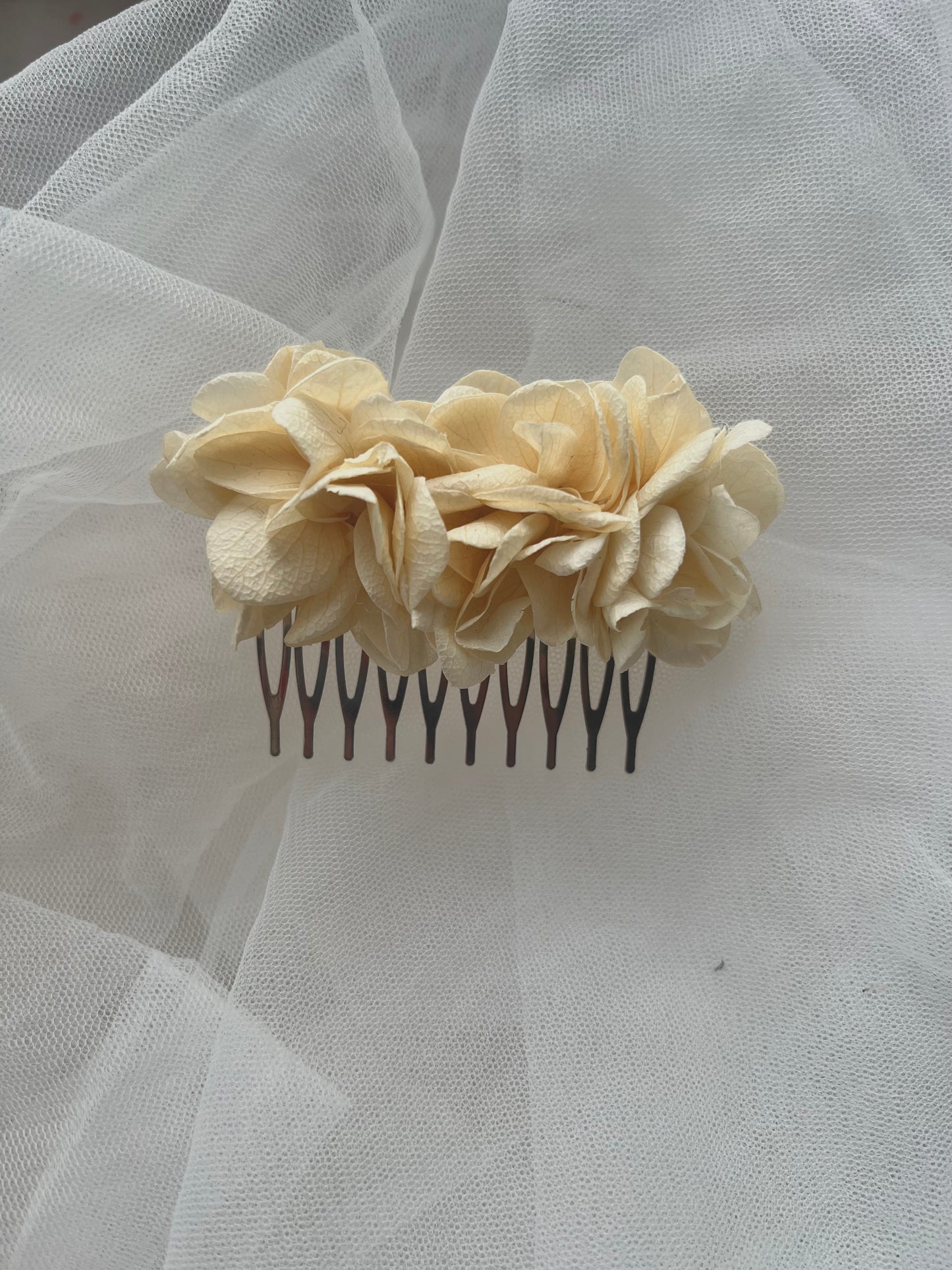 Ivory / Beige Floral Comb