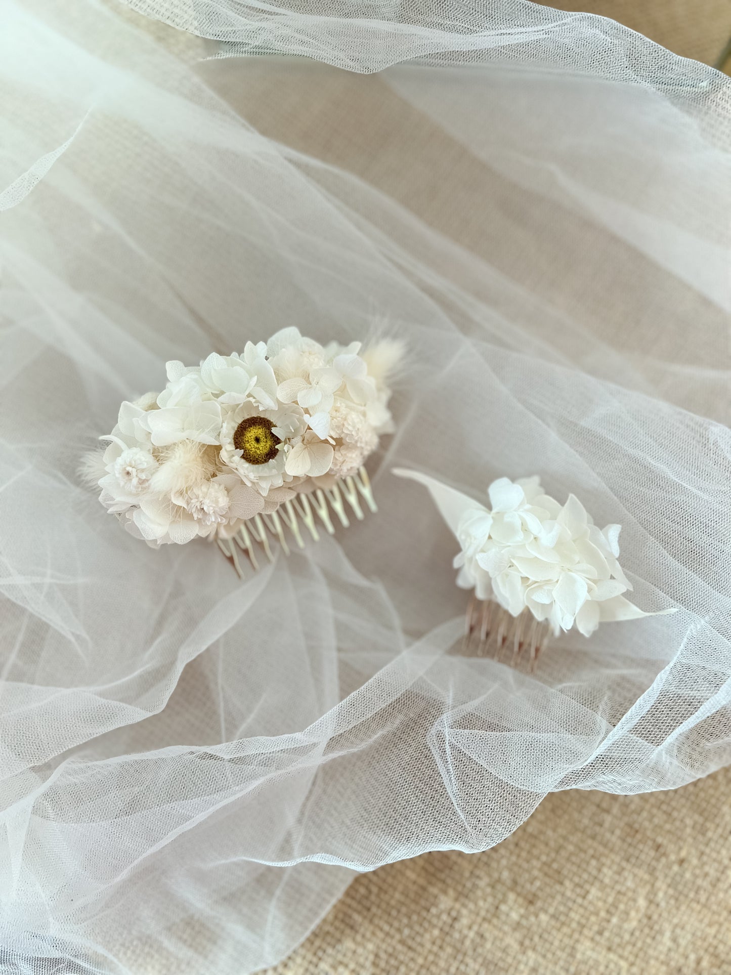 White Floral Daisy Hair Comb for Brides, Dried Flower Comb Wedding Hair Piece, Bridal Hair Accessories, Handmade Floral Hair Accessory