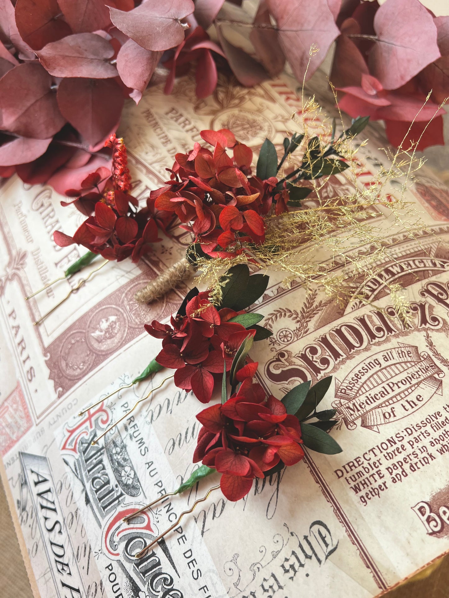 Red Floral Hair Pins, Red and Green Wedding Hair Accessories, Dried Red Hydrangea Bridal Hair Pin Set, Dried Flower Headpiece in Red