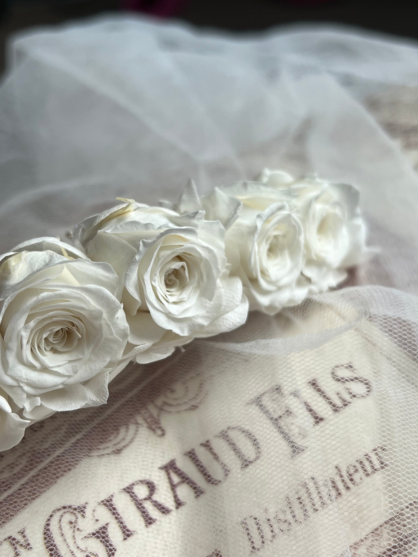 Bridal Rose Hair Comb, White Floral Hair Comb for Wedding, Bridal Floral Hair Accessories, White Rose Headpiece, Classic Wedding Comb