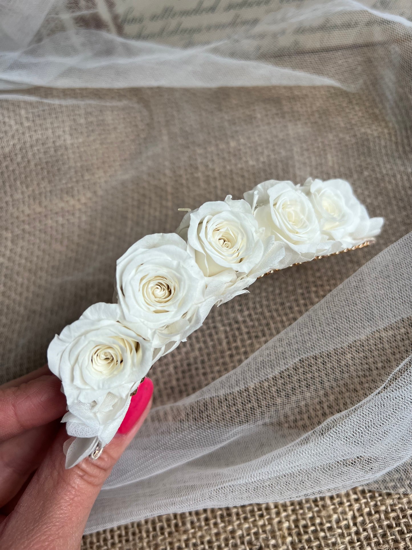 Bridal Rose Hair Comb, White Floral Hair Comb for Wedding, Bridal Floral Hair Accessories, White Rose Headpiece, Classic Wedding Comb