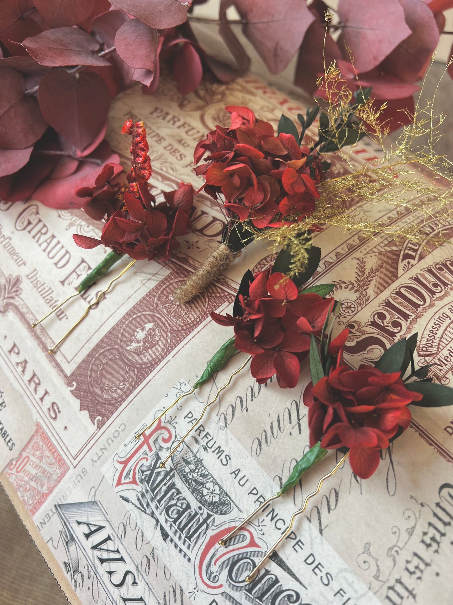 Red Floral Hair Pins, Red and Green Wedding Hair Accessories, Dried Red Hydrangea Bridal Hair Pin Set, Dried Flower Headpiece in Red