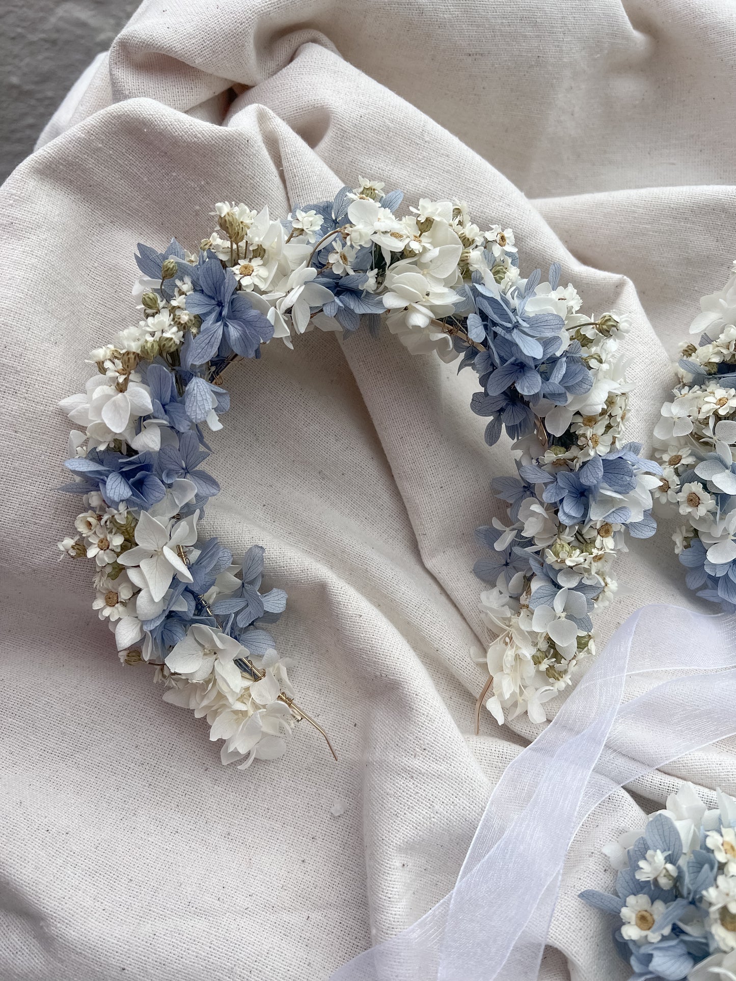 Dusky Blue Hydrangea and Dried Daisy Headband, Dusty Blue Wedding Flowers, Light Blue and Daisy Headpiece, Hydrangea Wedding Bouquet Boho