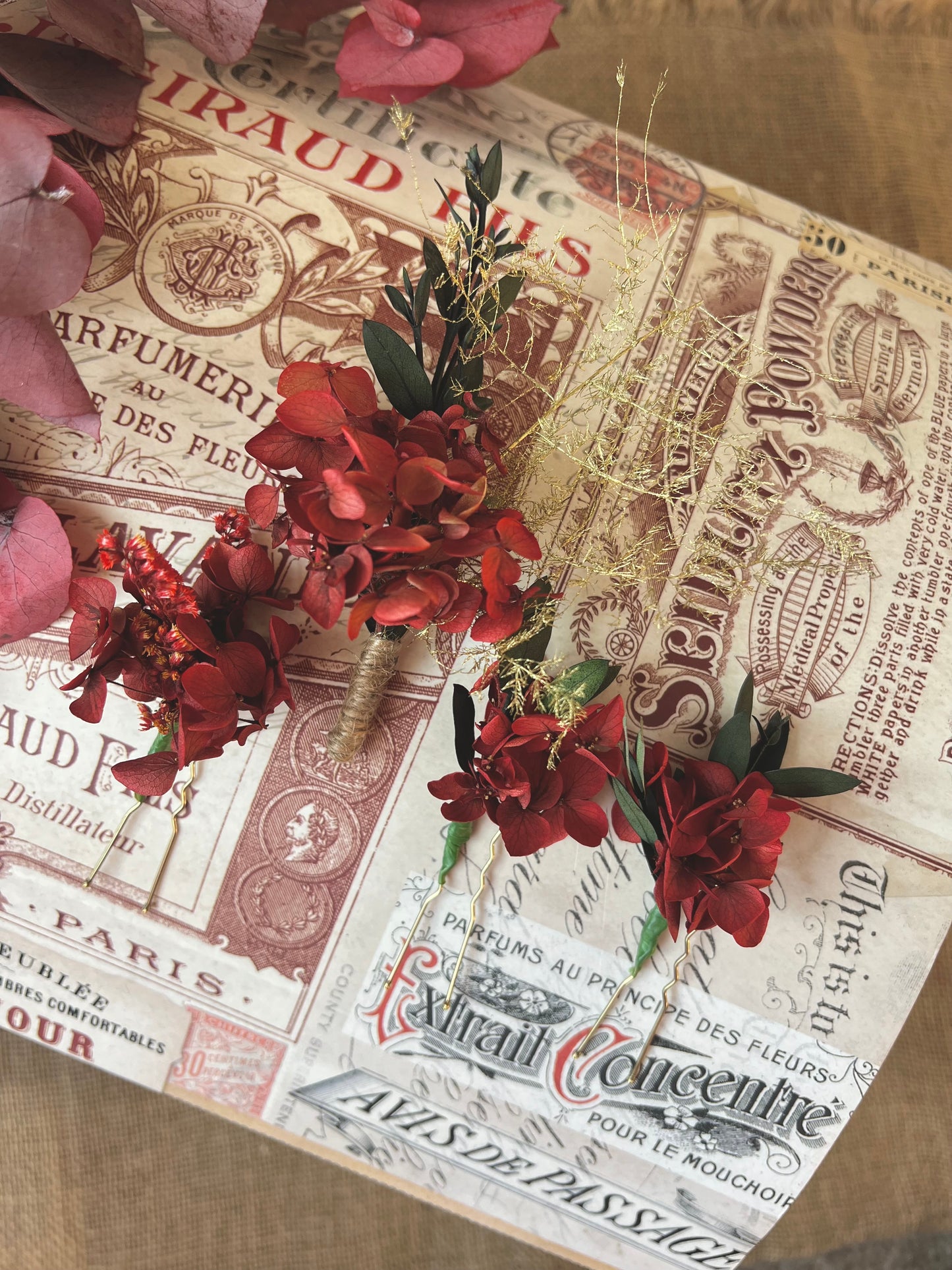 Red Floral Hair Pins, Red and Green Wedding Hair Accessories, Dried Red Hydrangea Bridal Hair Pin Set, Dried Flower Headpiece in Red