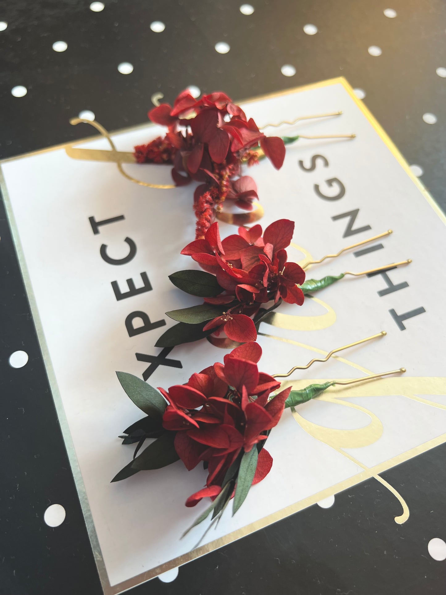 Red Floral Hair Pins, Red and Green Wedding Hair Accessories, Dried Red Hydrangea Bridal Hair Pin Set, Dried Flower Headpiece in Red