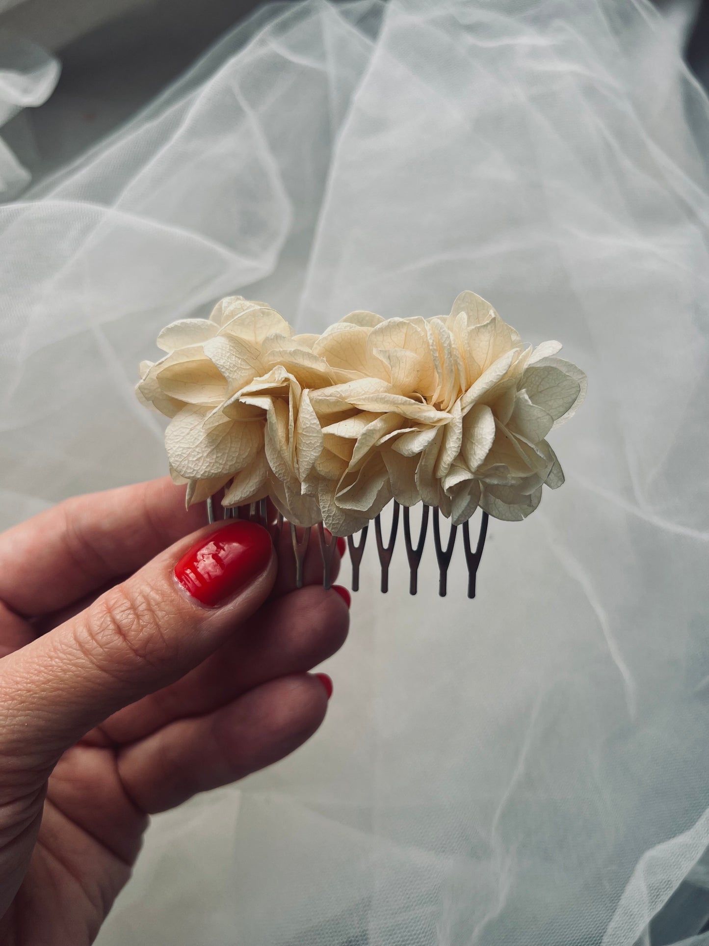 Ivory / Beige Floral Comb