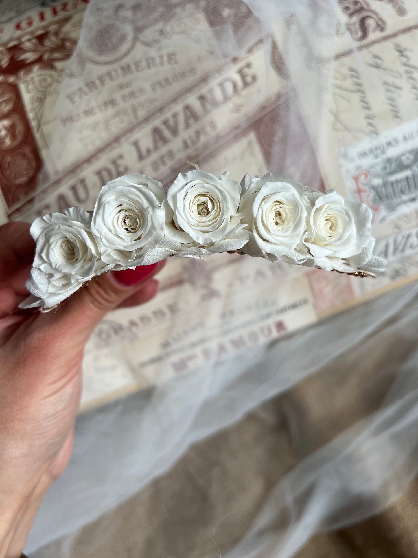 Bridal Rose Hair Comb, White Floral Hair Comb for Wedding, Bridal Floral Hair Accessories, White Rose Headpiece, Classic Wedding Comb