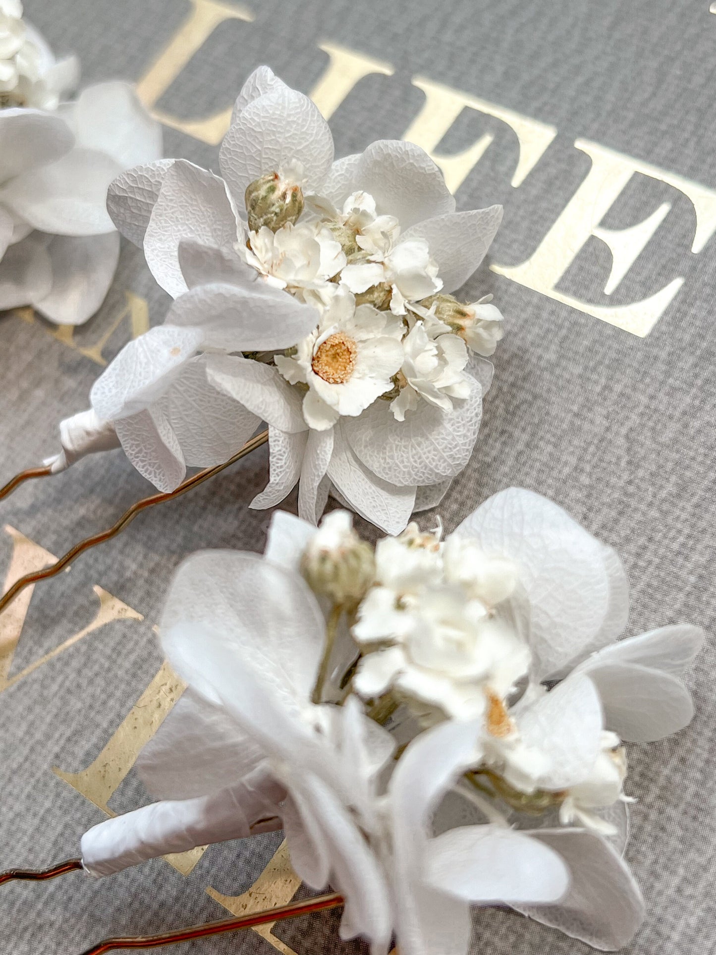 Daisy Hair Pins, Dried Flower Hair Pins, White Dried Daisy Headpiece, Floral Hair Accessories for Brides, Wedding Hair Pin Set
