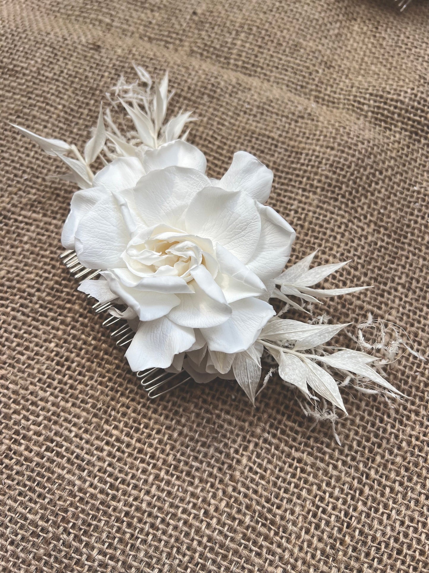 Boho Bridal White Floral Hair Comb, Gardenia Ruscus Dried Flower Headpiece for Wedding in White, Bridal Headpiece White Flowers For Hair Up