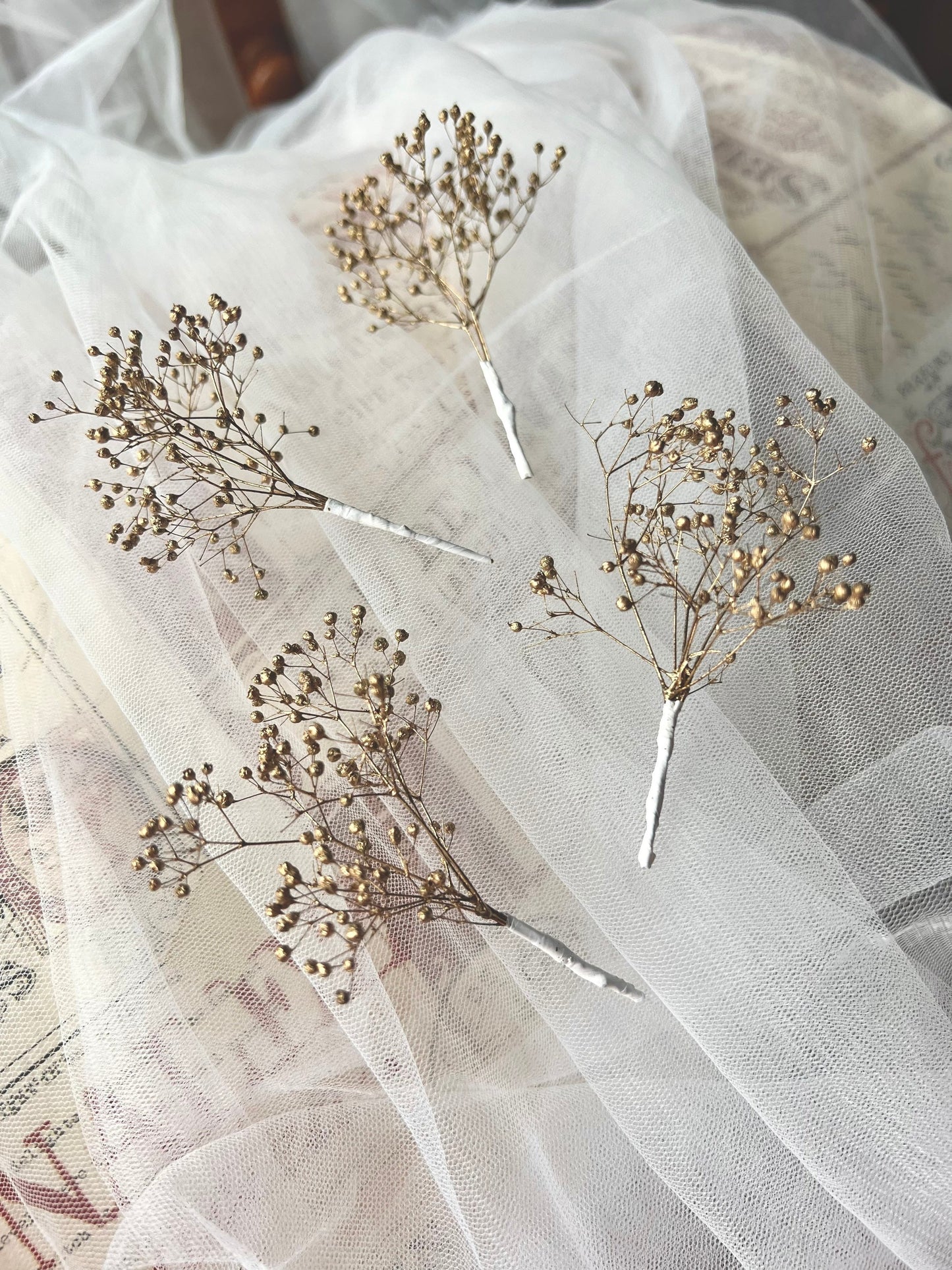 Gold Dried Flower Hair Pins, Minimal Wedding Hair Accessories in Gold, Real Floral Hair Sprig Set for Brides, Bridal Gypsophila Hair Picks