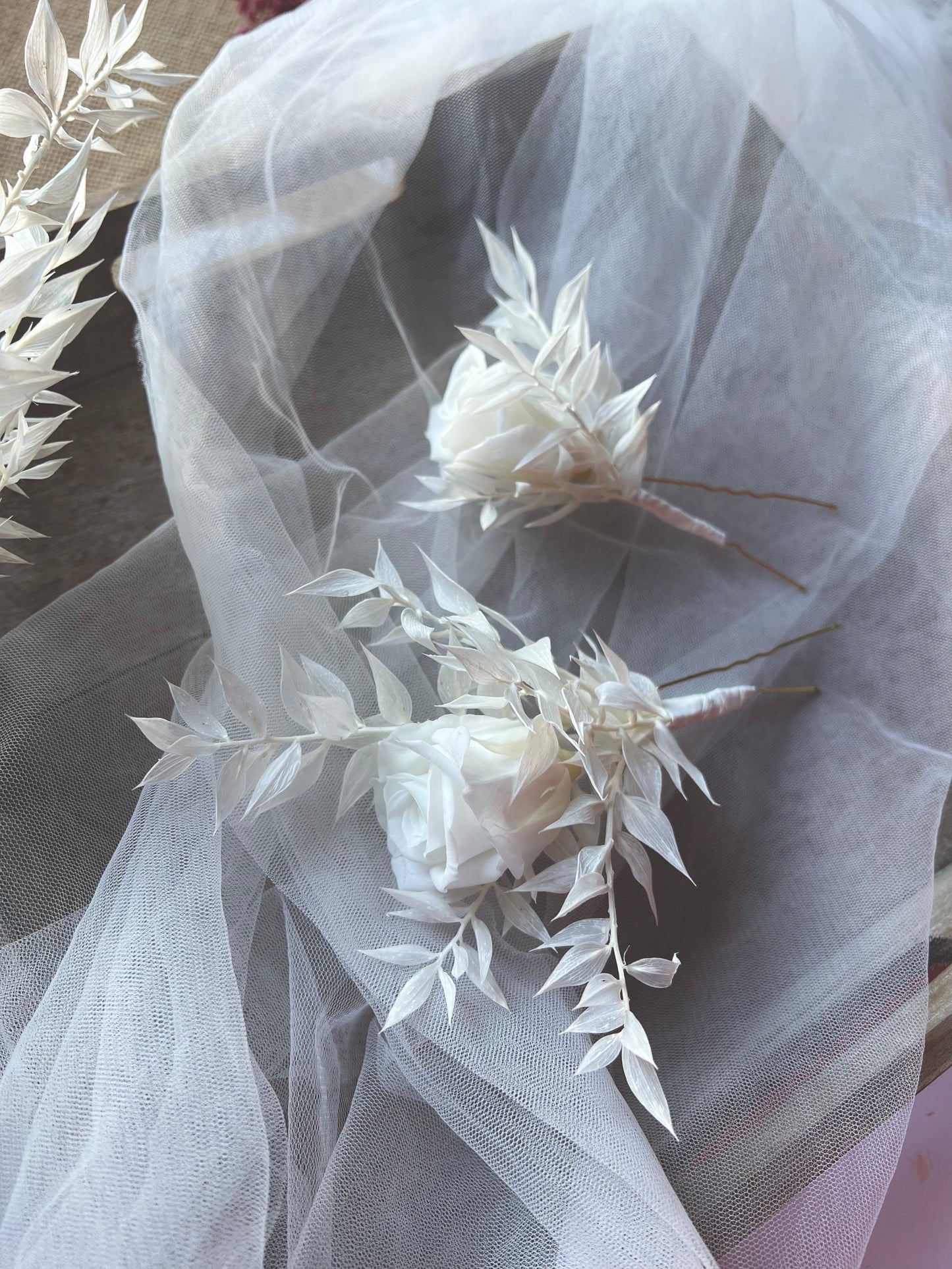 White Rose Floral Hair Pin for Brides, Wedding Hair Accessories in Pure white and Gold, Classic Minimalist Bride Hair Pins