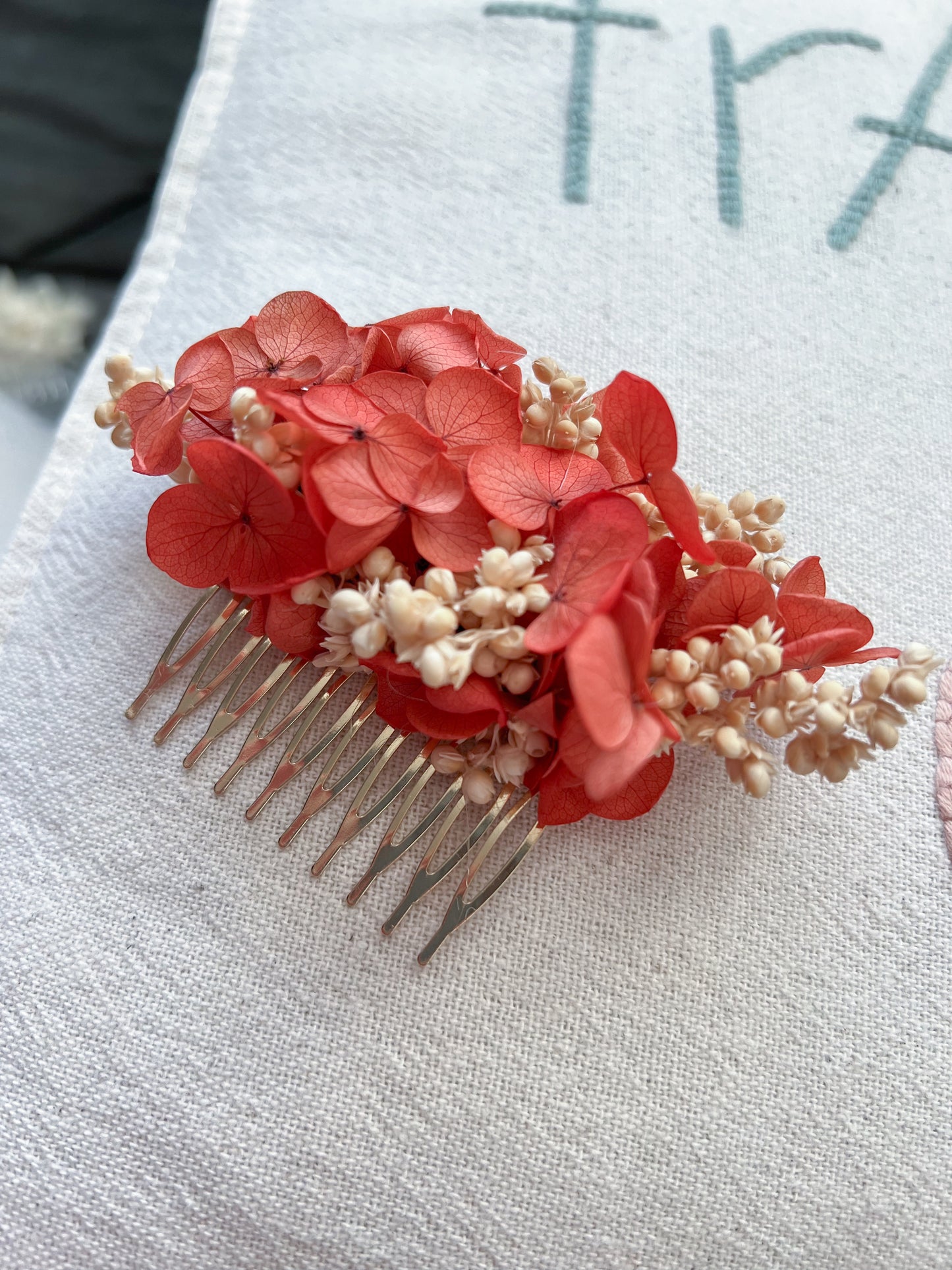 Coral Red Floral Comb, Bridal Flower Hair Accessories Red Orange Ivory, Minimalist Boho Wedding Hydrangea Hair Comb for Brides, Dried Flower