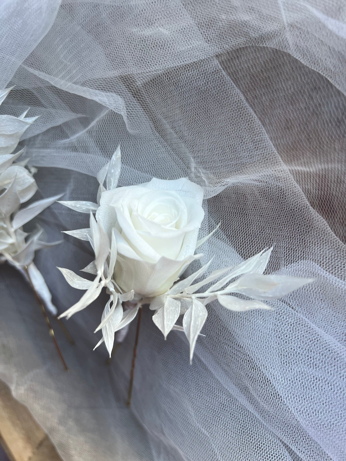 White Rose Floral Hair Pin for Brides, Wedding Hair Accessories in Pure white and Gold, Classic Minimalist Bride Hair Pins