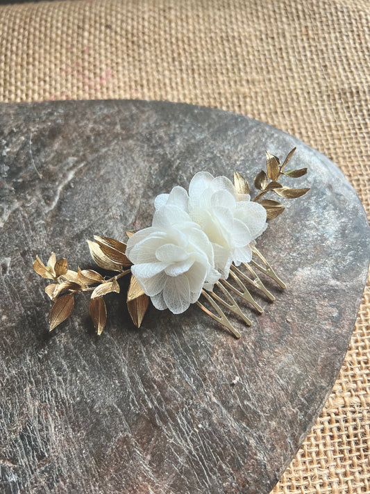 Bridal White and Gold Flower Comb, Minimalist Wedding Hair Comb, Boho Bridal Hair Accessories, Handmade Boho Dried Flower Hair Piece
