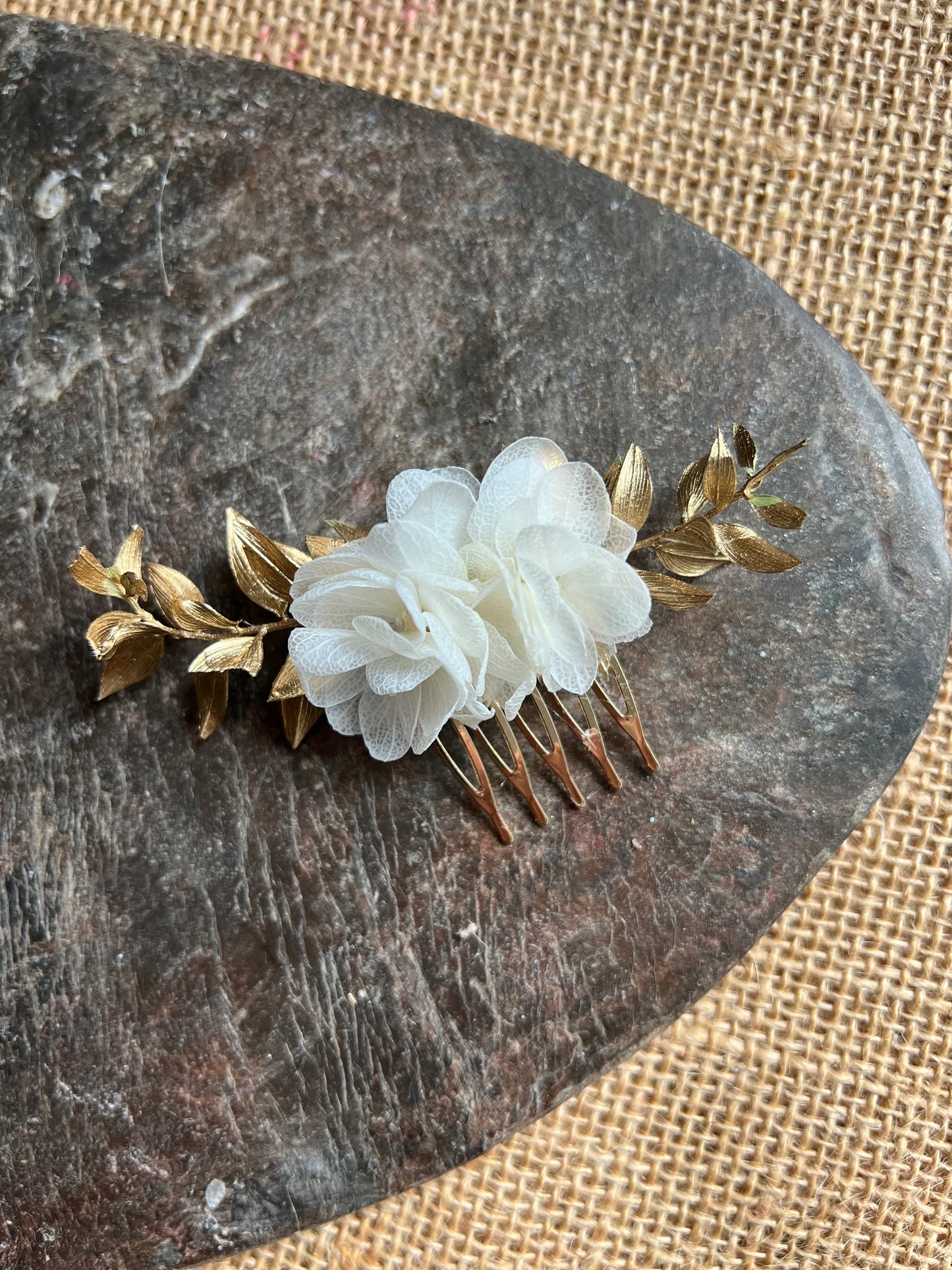 Bridal White and Gold Flower Comb, Minimalist Wedding Hair Comb, Boho Bridal Hair Accessories, Handmade Boho Dried Flower Hair Piece