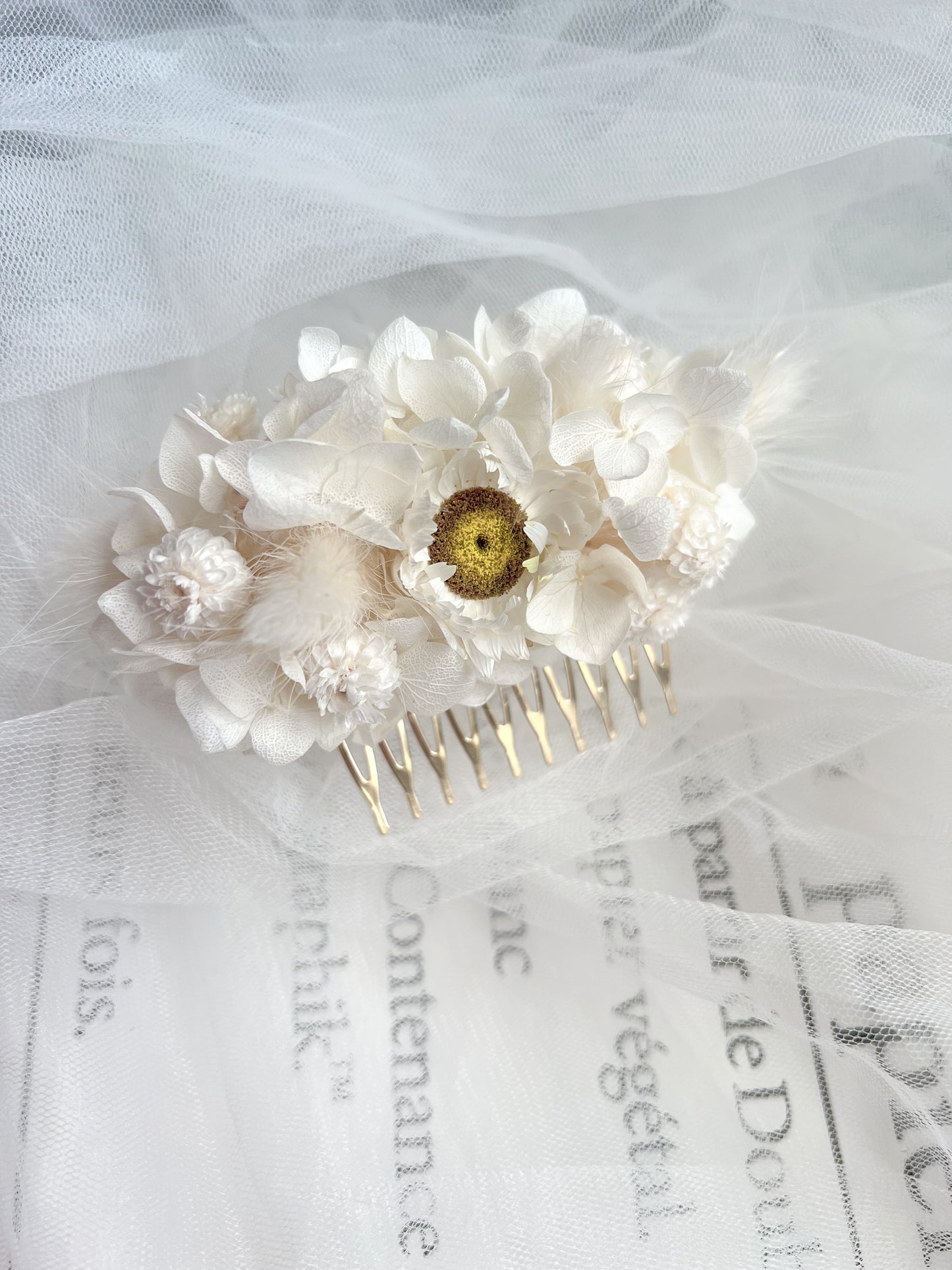 White Floral Daisy Hair Comb for Brides, Dried Flower Comb Wedding Hair Piece, Bridal Hair Accessories, Handmade Floral Hair Accessory