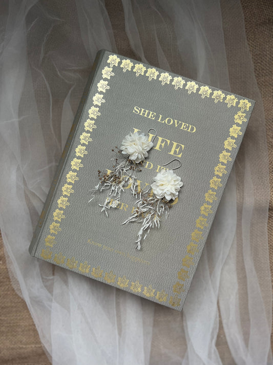 Bridal Earrings, White Flower Earrings, Dried Flower Earrings for Bride, Floral Bridal Jewelry, Handmade Boho Wedding Dangle Flower Earrings