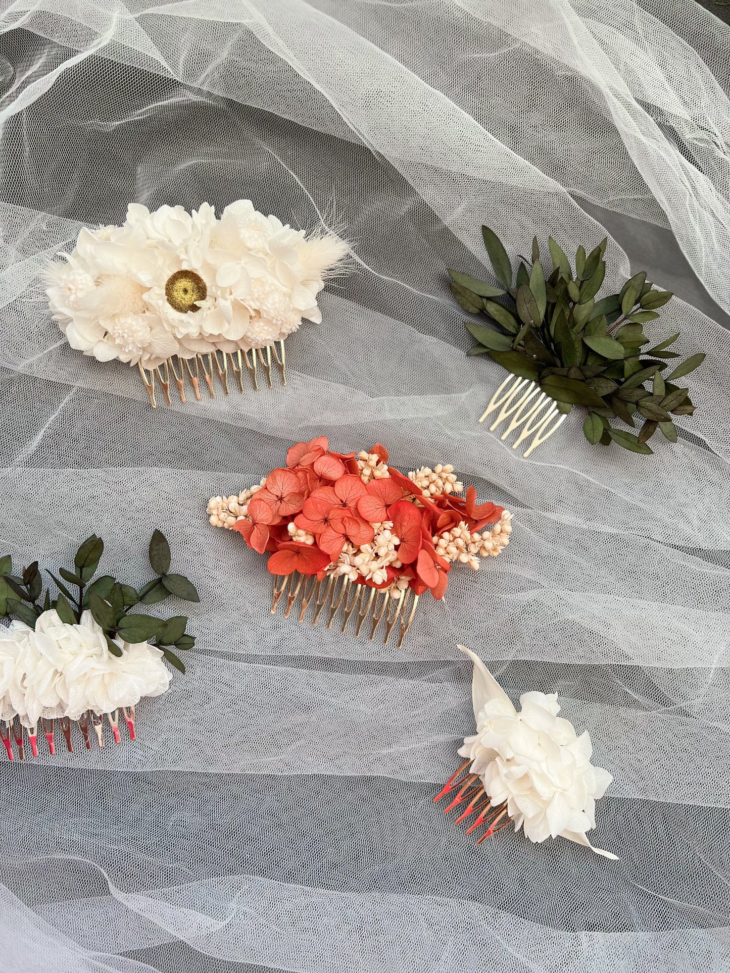 Coral Red Floral Comb, Bridal Flower Hair Accessories Red Orange Ivory, Minimalist Boho Wedding Hydrangea Hair Comb for Brides, Dried Flower