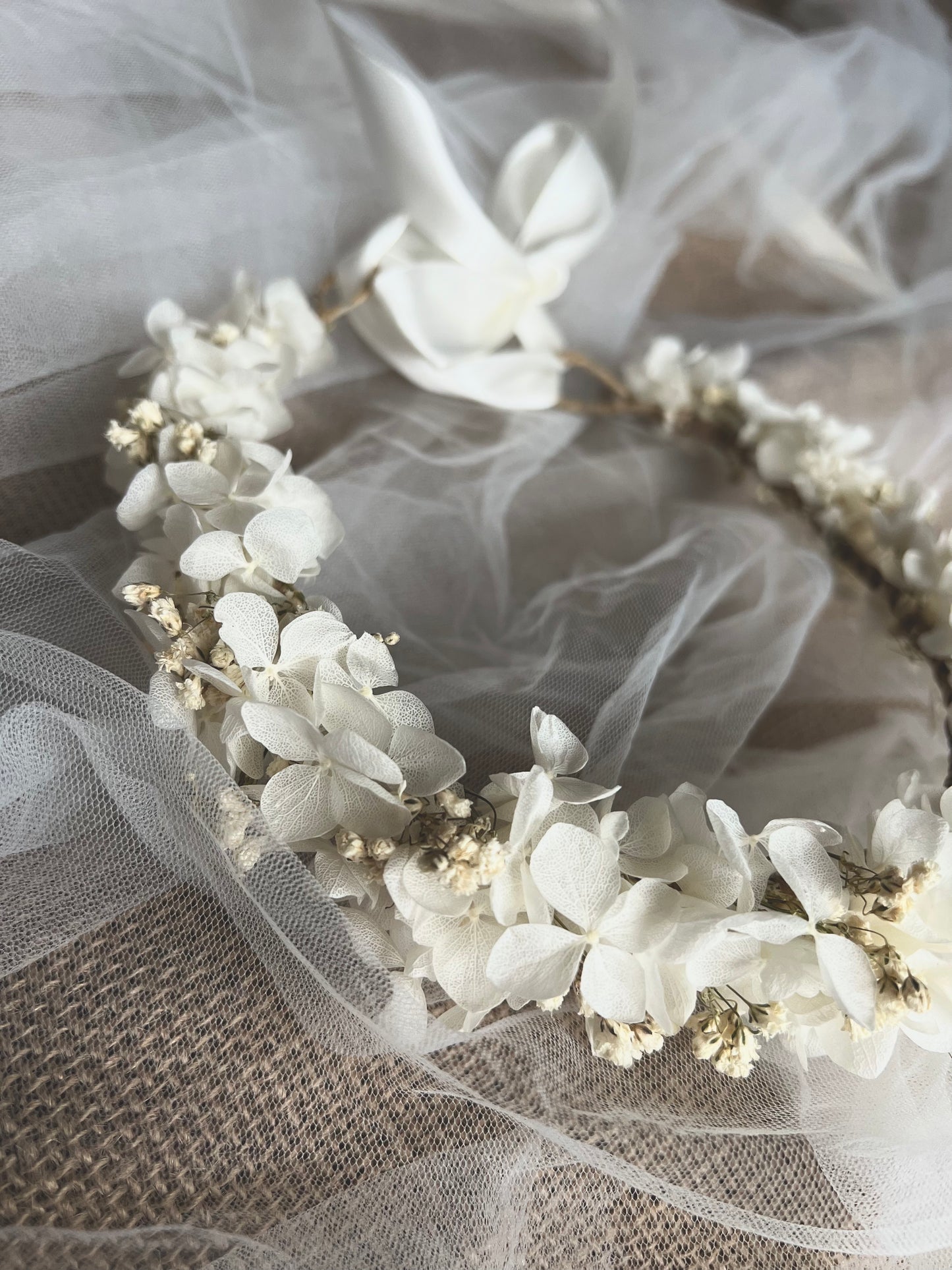 Boho Flower Crown, White Hydrangea and Gypsophila Headband, Dried Flower Hair Wreath for Brides, Minimal Wedding Tiny Floral Crown