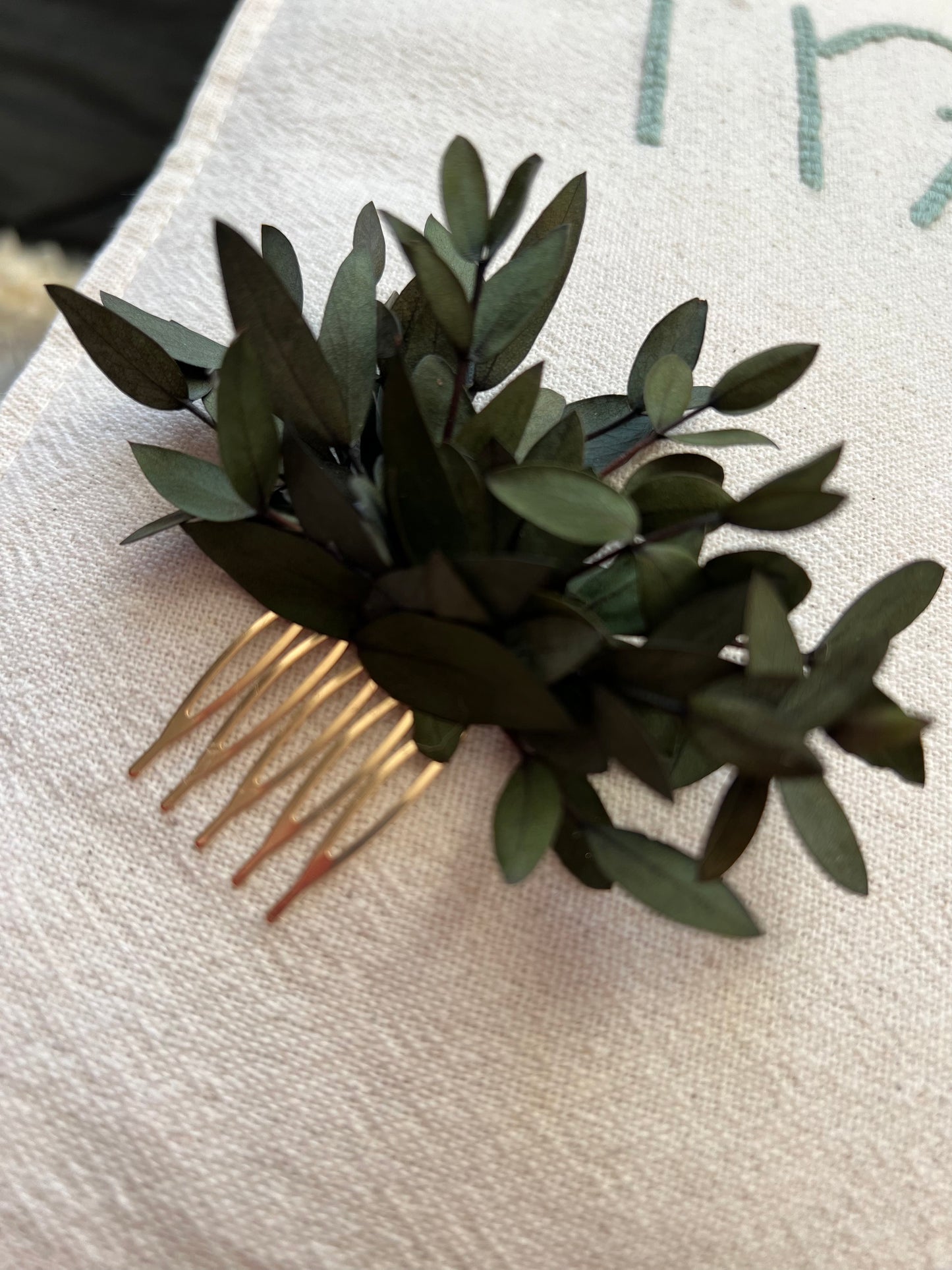 Eucalyptus Hair Comb for Brides, Minimalist Wedding Everlasting Greenery Olive Like Leaves Simple Floral Hair Accessories Bridesmaids