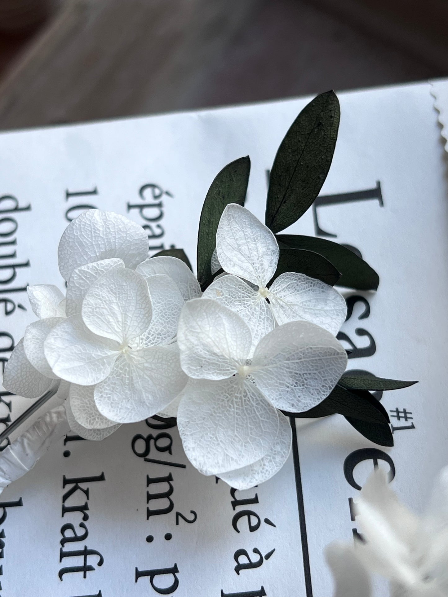 White and Green Dried Flower Hair Pins, Minimal Classic Bride Hair Accessories Hydrangea Eucalyptus Leaves, Floral Hair Piece for Wedding