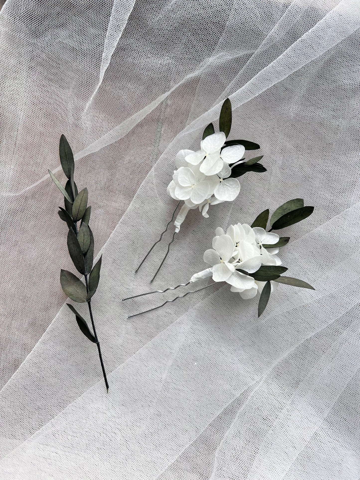 White and Green Dried Flower Hair Pins, Minimal Classic Bride Hair Accessories Hydrangea Eucalyptus Leaves, Floral Hair Piece for Wedding