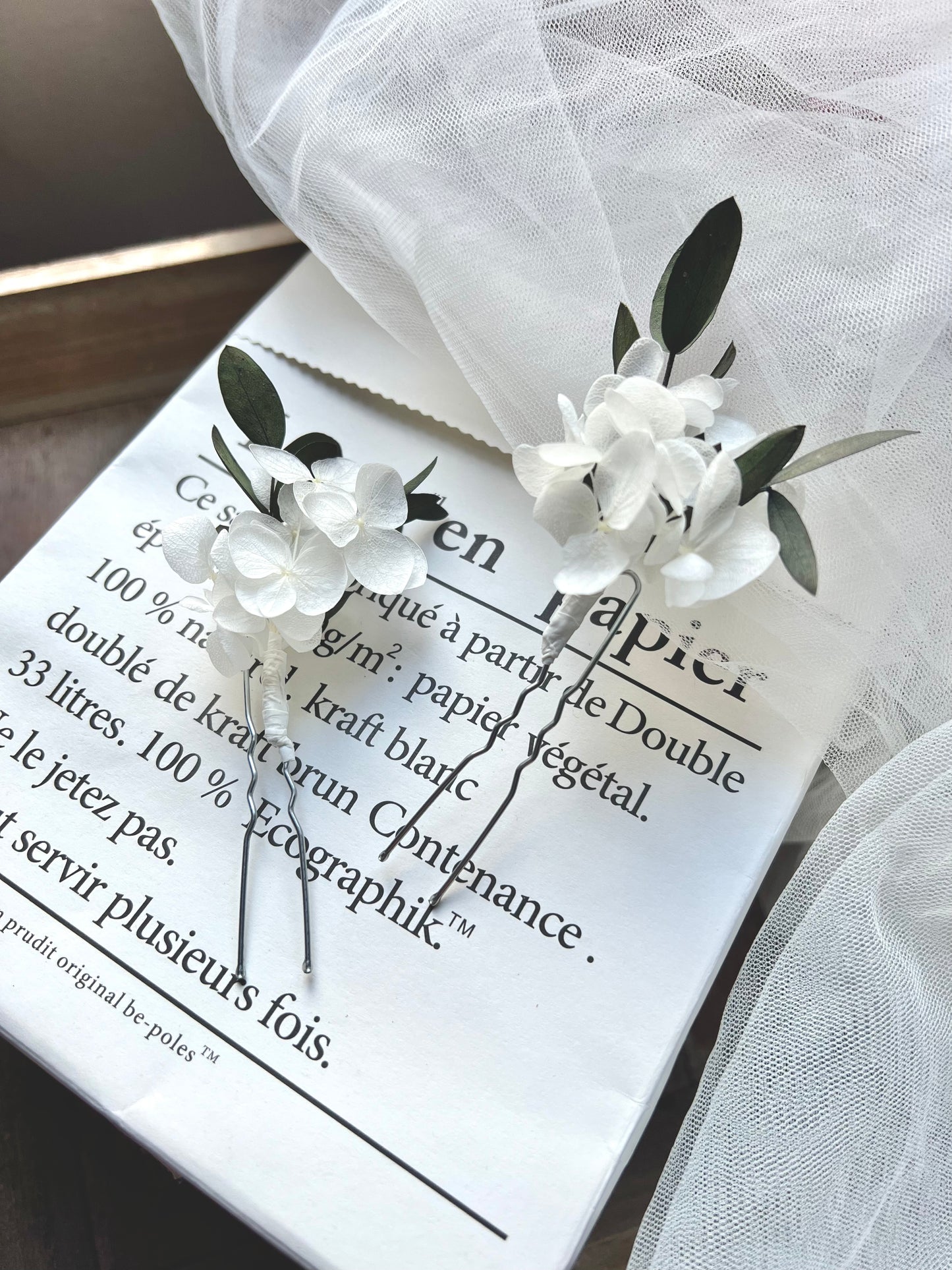 White and Green Dried Flower Hair Pins, Minimal Classic Bride Hair Accessories Hydrangea Eucalyptus Leaves, Floral Hair Piece for Wedding