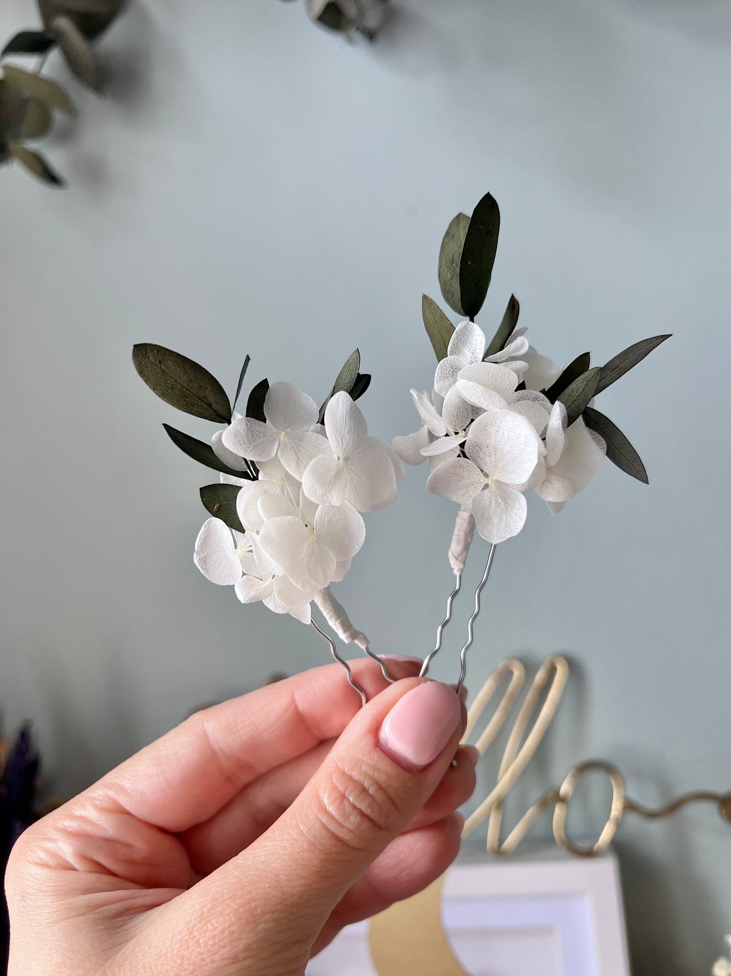 White and Green Dried Flower Hair Pins, Minimal Classic Bride Hair Accessories Hydrangea Eucalyptus Leaves, Floral Hair Piece for Wedding