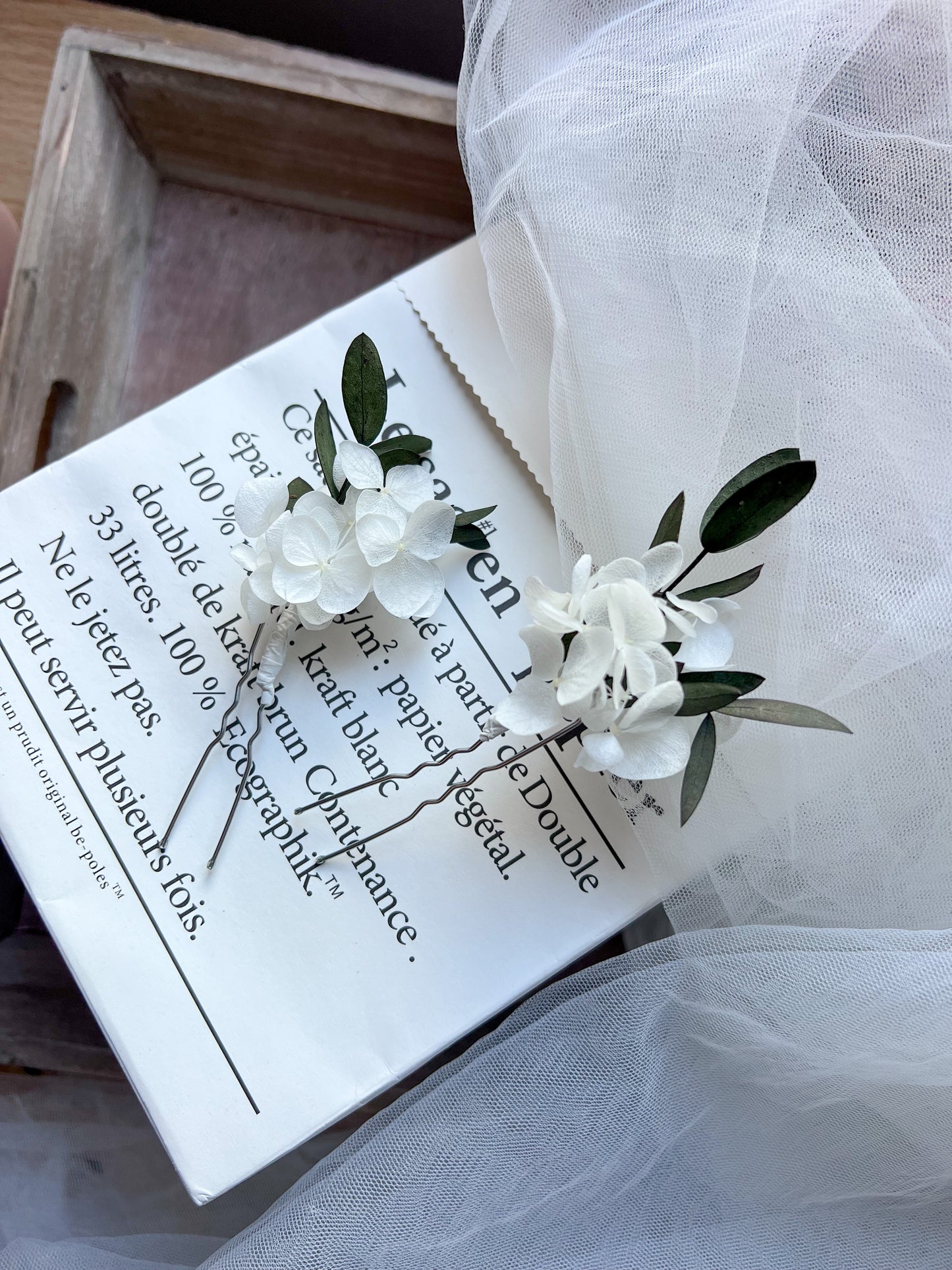 White and Green Dried Flower Hair Pins, Minimal Classic Bride Hair Accessories Hydrangea Eucalyptus Leaves, Floral Hair Piece for Wedding