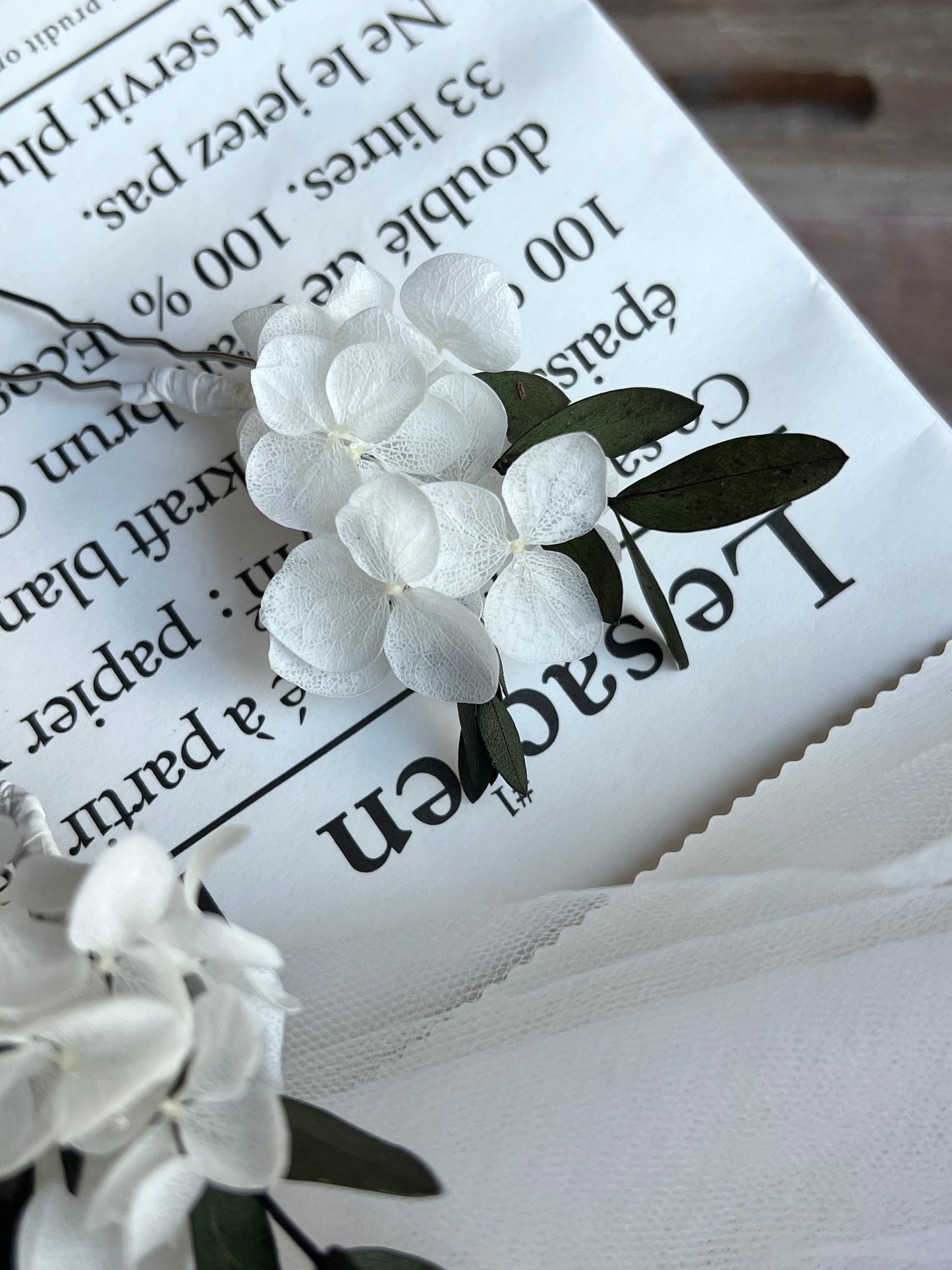 White and Green Dried Flower Hair Pins, Minimal Classic Bride Hair Accessories Hydrangea Eucalyptus Leaves, Floral Hair Piece for Wedding