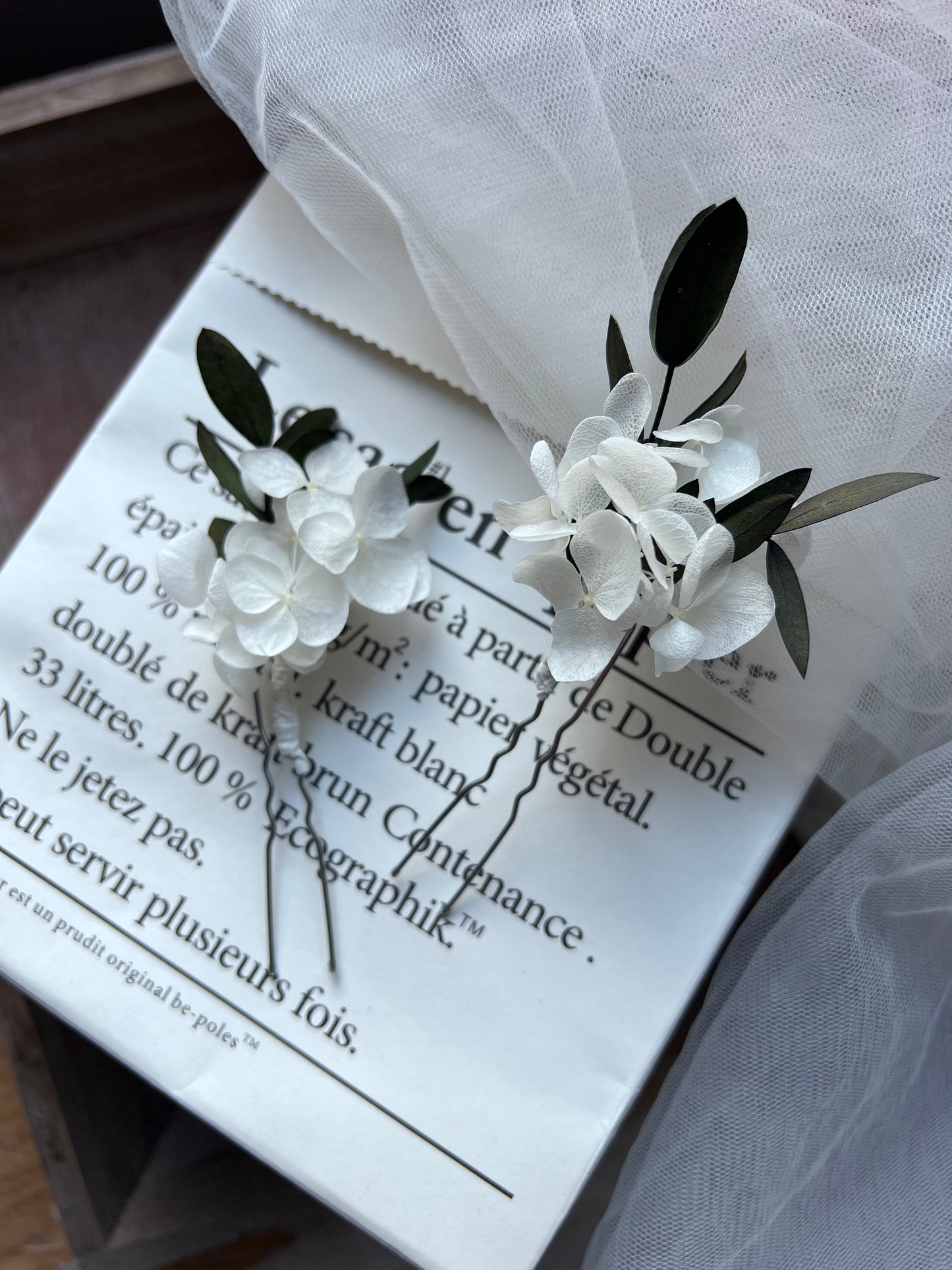 White and Green Dried Flower Hair Pins, Minimal Classic Bride Hair Accessories Hydrangea Eucalyptus Leaves, Floral Hair Piece for Wedding