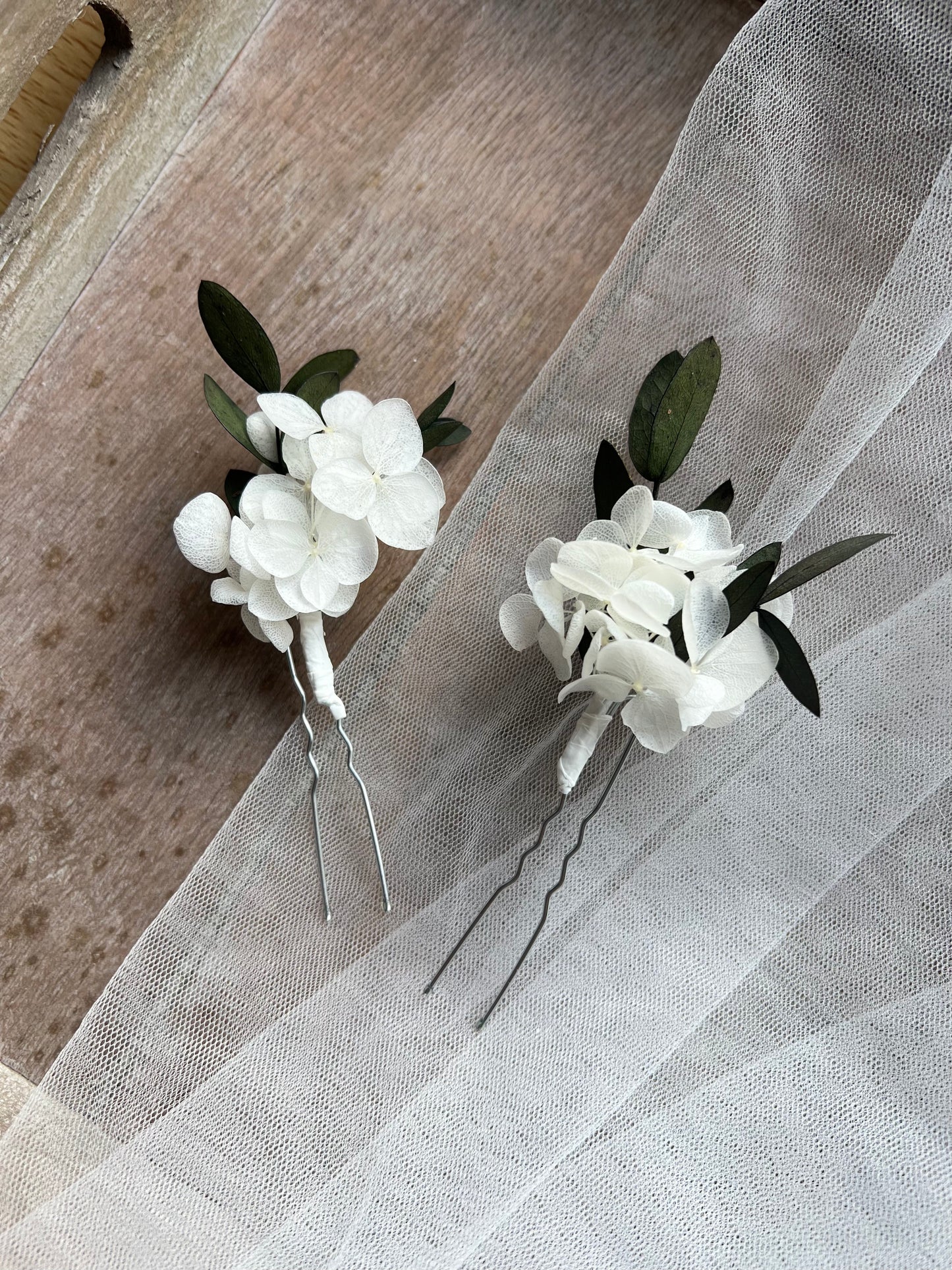 White and Green Dried Flower Hair Pins, Minimal Classic Bride Hair Accessories Hydrangea Eucalyptus Leaves, Floral Hair Piece for Wedding