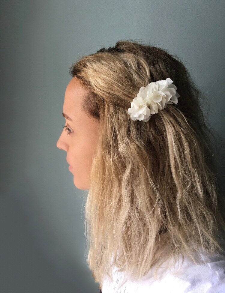 White Flower Barrette, Boho Bridal Headpiece, Preserved Hydrangea, Bohemian Wedding Accessories, Stabilised Flower Headband, Bride Headpiece
