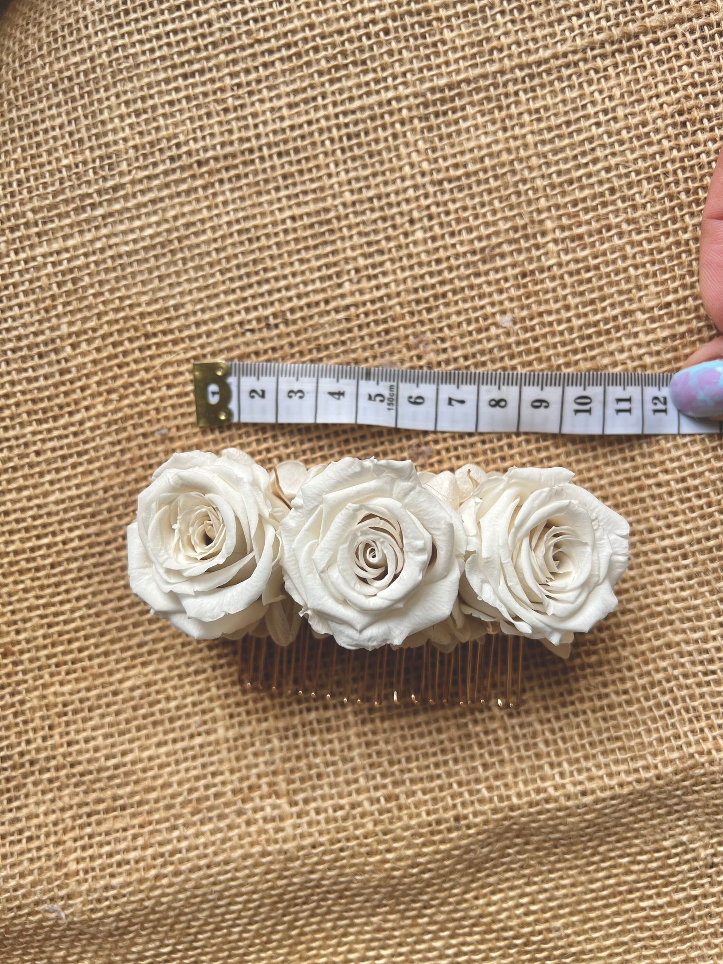 Ivory White Bridal Rose Hair Comb, Preserved Roses Wedding Hair Piece, Boho Bridal Dried Flower Comb, Minimal Elegant Hair Piece in Gold