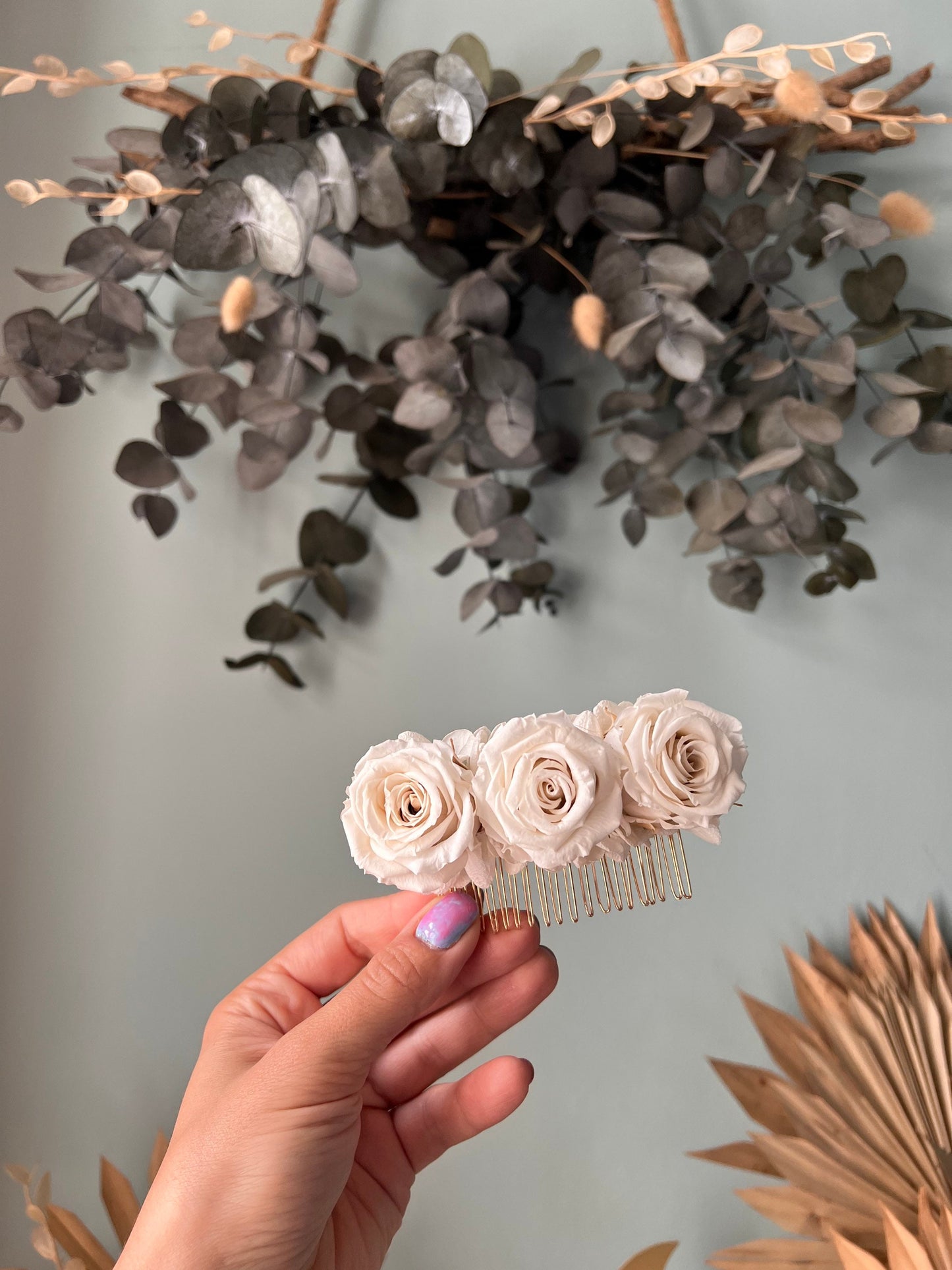 Ivory White Bridal Rose Hair Comb, Preserved Roses Wedding Hair Piece, Boho Bridal Dried Flower Comb, Minimal Elegant Hair Piece in Gold