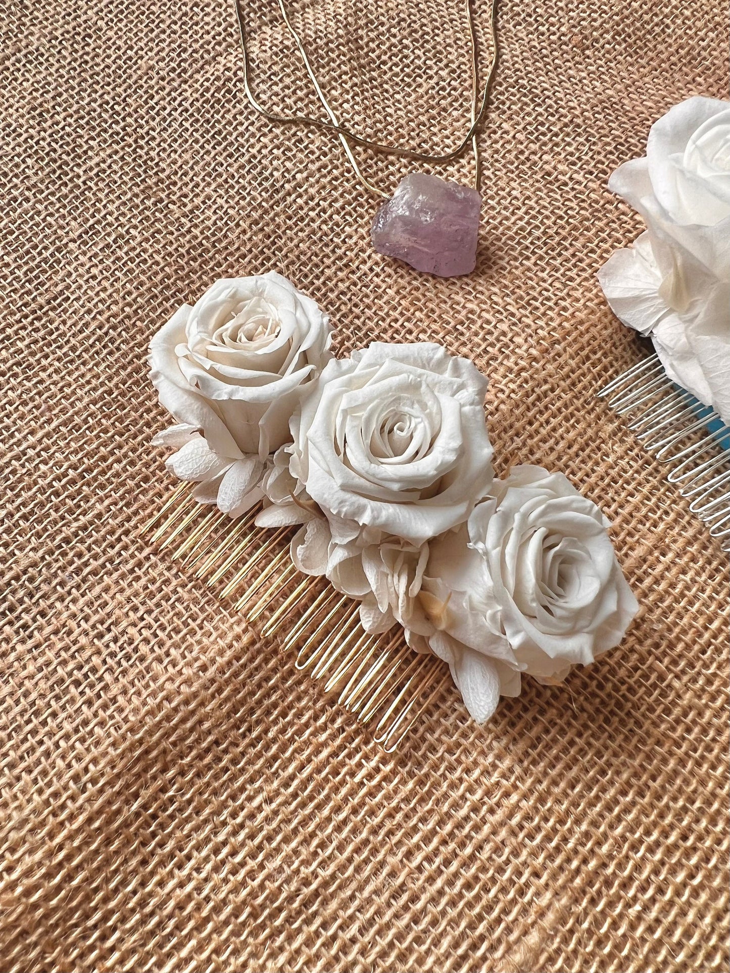Ivory White Bridal Rose Hair Comb, Preserved Roses Wedding Hair Piece, Boho Bridal Dried Flower Comb, Minimal Elegant Hair Piece in Gold