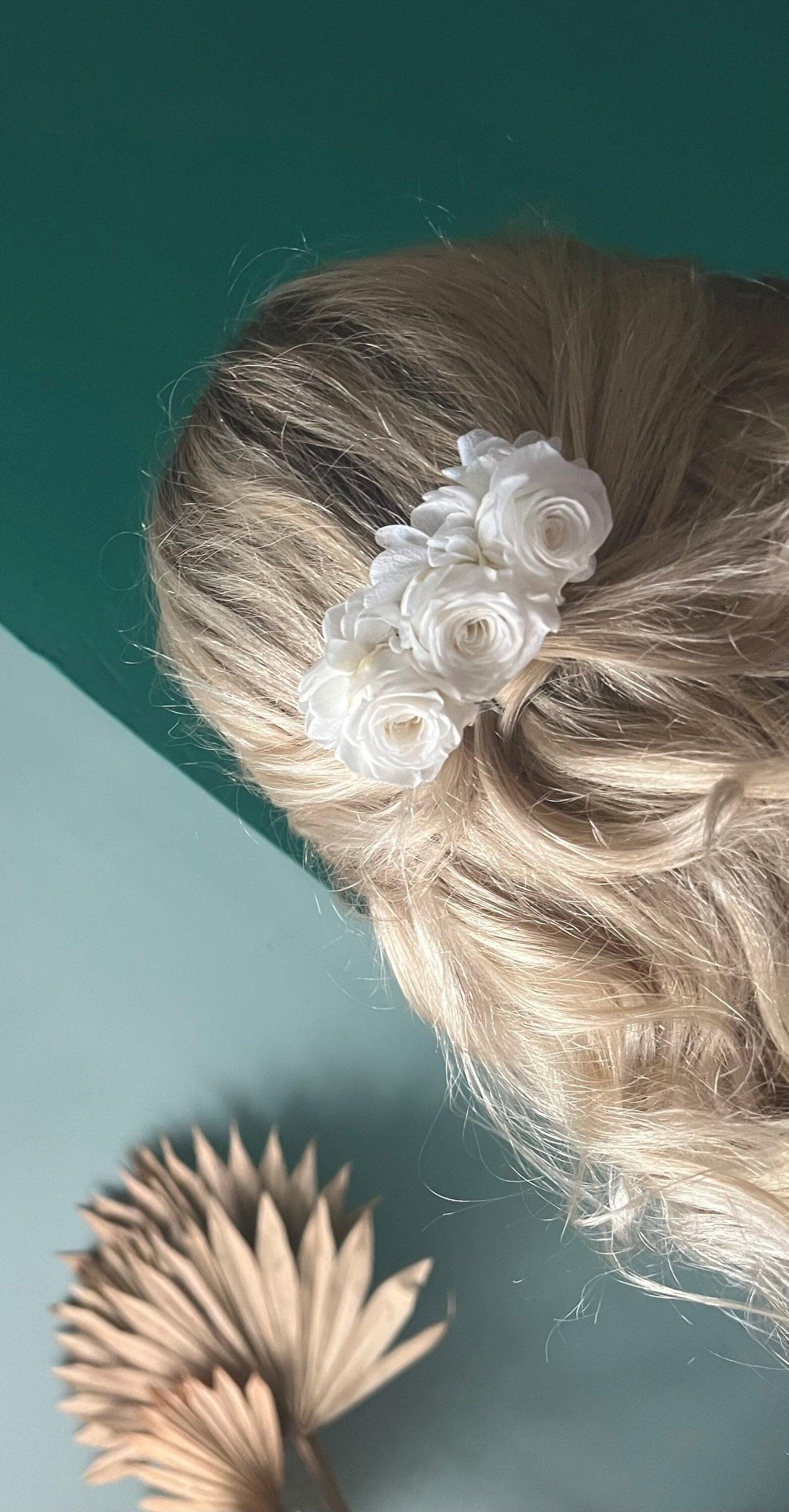 White Rose Hair Comb Small, Minimal Bridal Hair Piece, Preserved Rose Decorative Wedding Side Comb in Gold, Everlasting Flower Updo Hair
