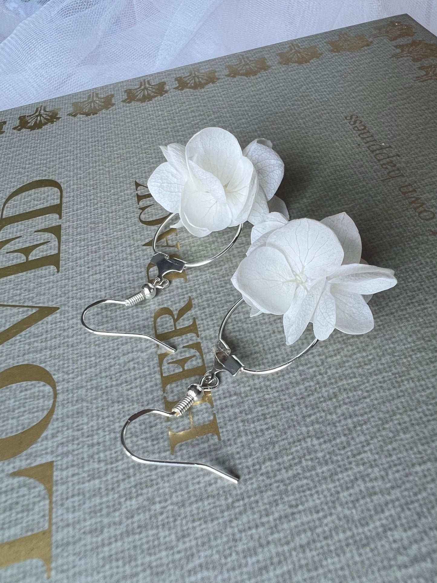 Minimal Real Flower Drop Earrings White, Bridesmaids Jewellery Gifts, Dried Everlasting Bridal Earrings in Silver, Boho Wedding Accessories