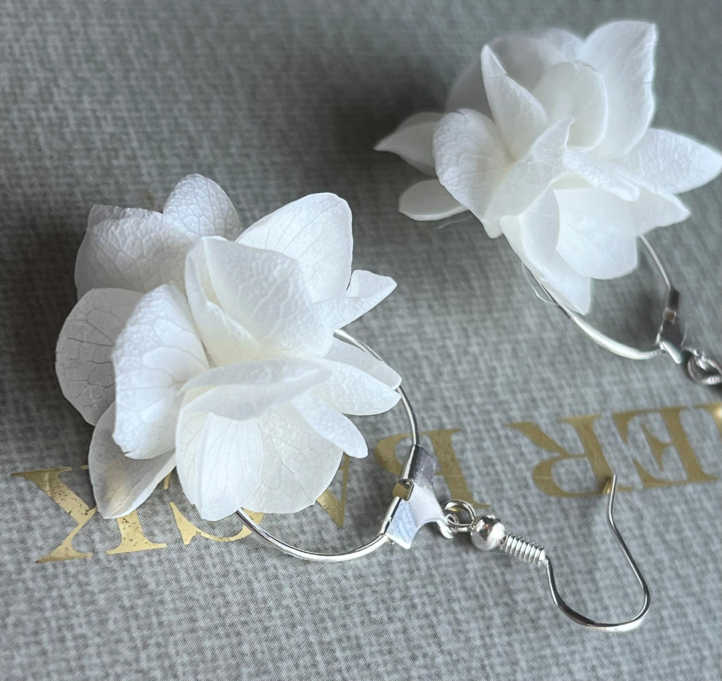 Minimal Real Flower Drop Earrings White, Bridesmaids Jewellery Gifts, Dried Everlasting Bridal Earrings in Silver, Boho Wedding Accessories