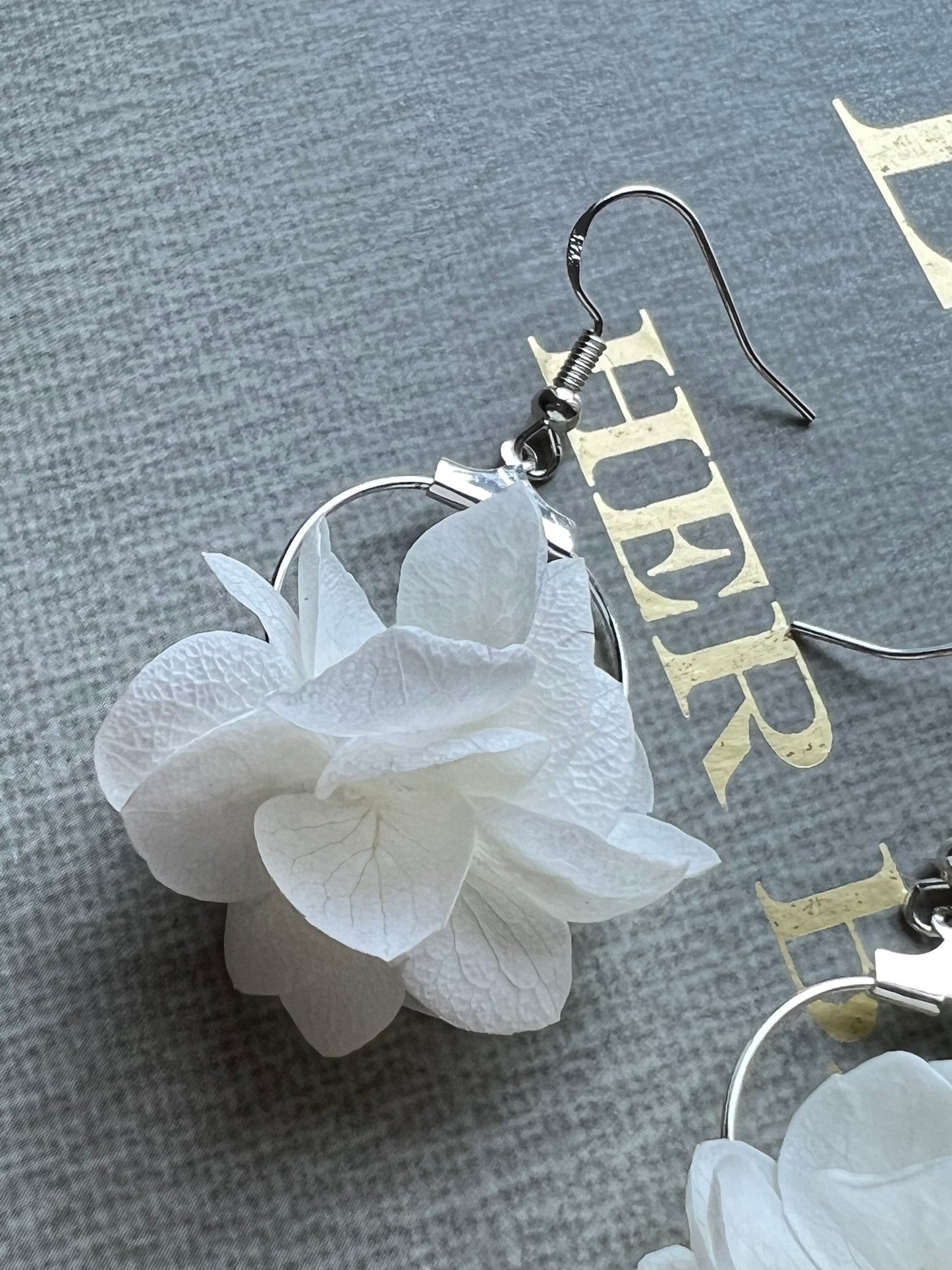 Minimal Real Flower Drop Earrings White, Bridesmaids Jewellery Gifts, Dried Everlasting Bridal Earrings in Silver, Boho Wedding Accessories